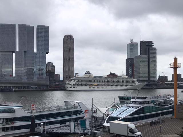 Cruiseschip ms The World van ResidenSea aan de Cruise Terminal Rotterdam vanaf de Spdo